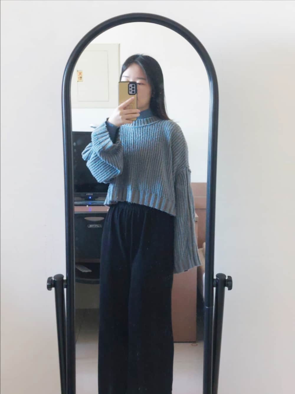 ベージュ系のトレンチコート、ベージュ系のショルダーバッグ、ブラウン系のニット/セーターを着用したレディースの秋コーディネートの2枚目の写真