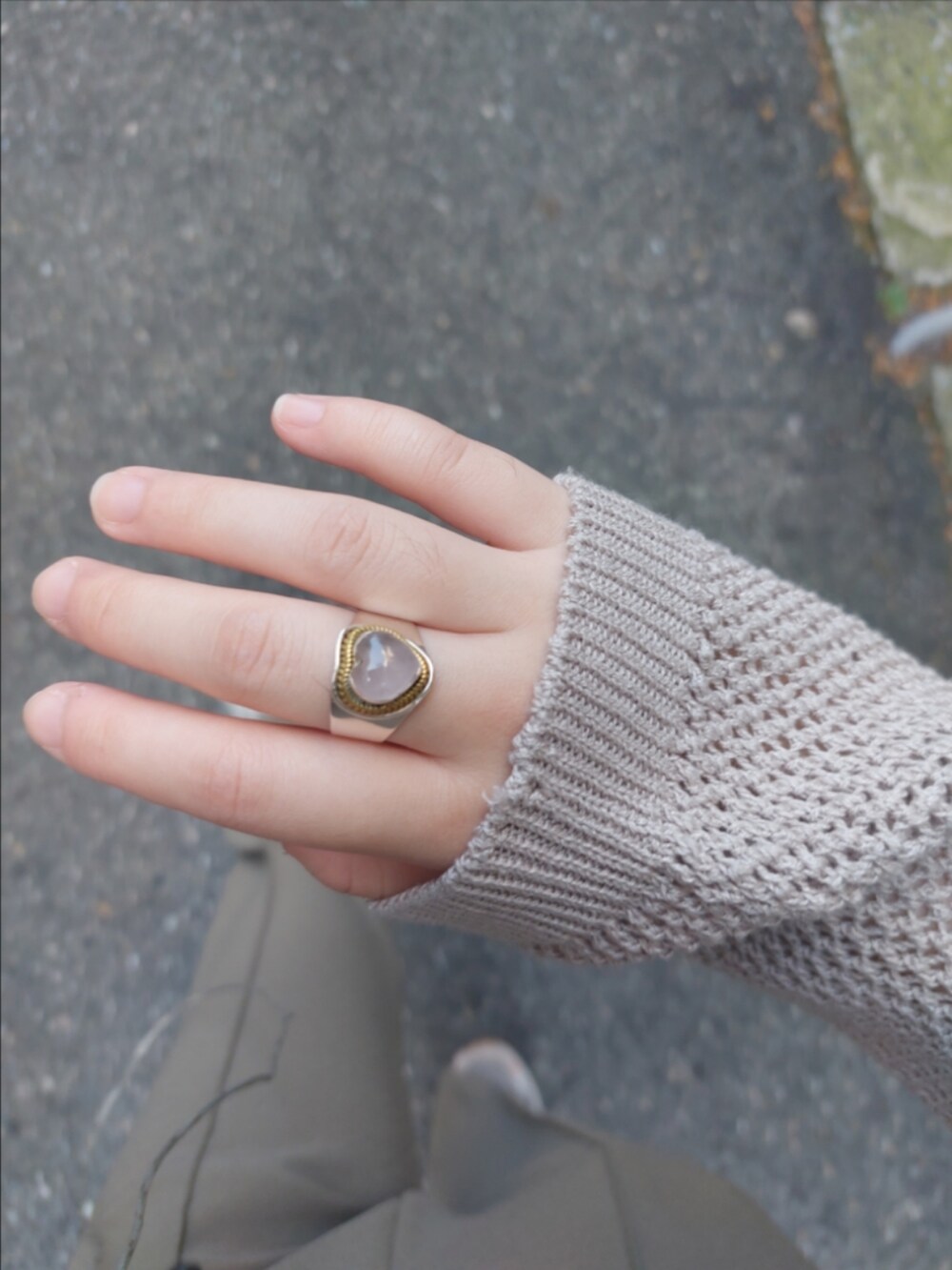 ベージュ系のニット/セーター、グリーン系のスラックス、ブラック系のショルダーバッグを着用したレディースの秋コーディネートの3枚目の写真