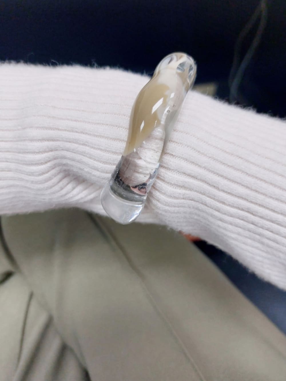 ベージュ系のベスト、ホワイト系のニット/セーター、グリーン系のスラックスを着用したレディースの冬コーディネートの3枚目の写真