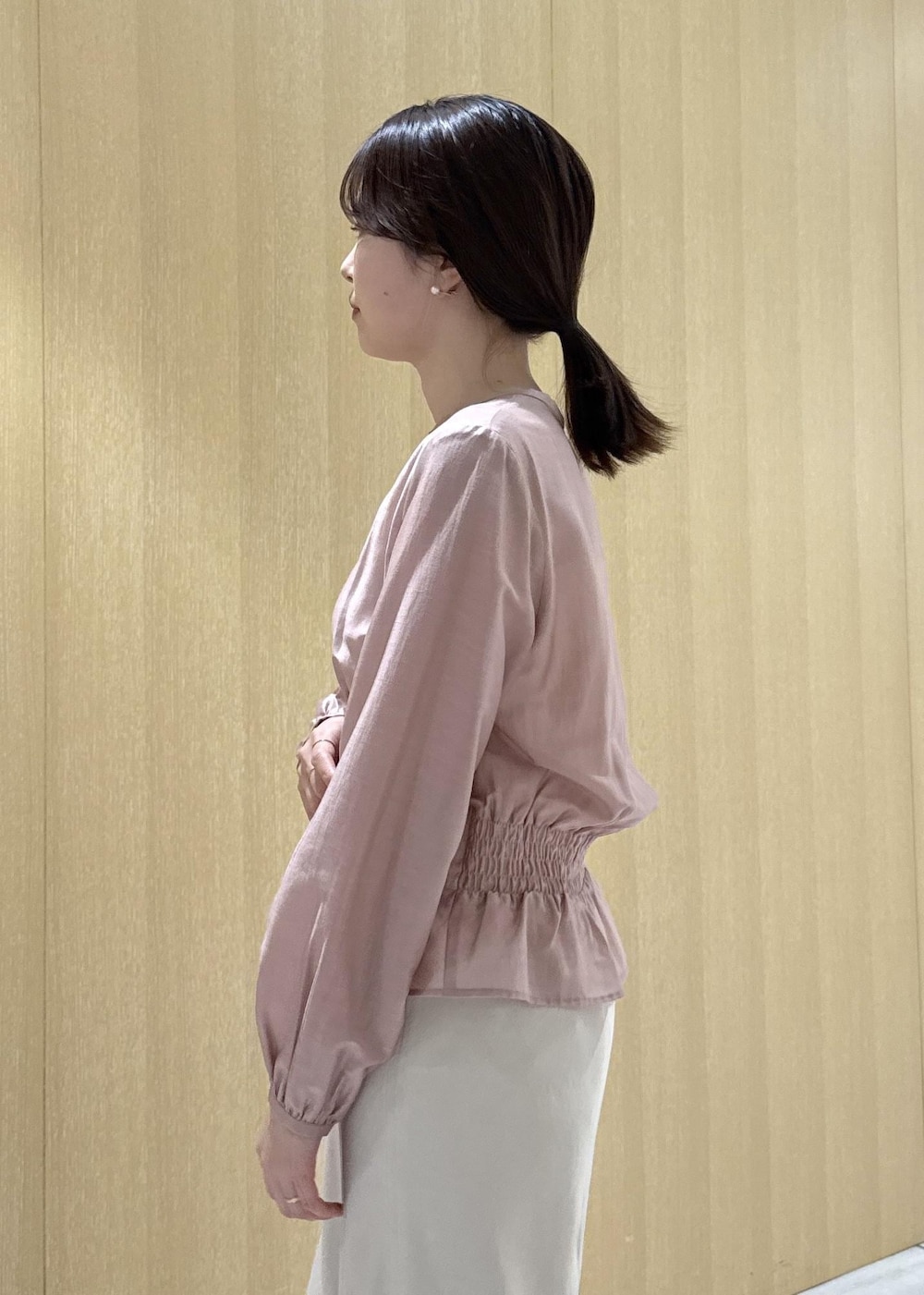 ベージュ系のトレンチコート、ベージュ系のスカート、ピンク系のシャツ/ブラウスを着用したレディースの春コーディネートの8枚目の写真