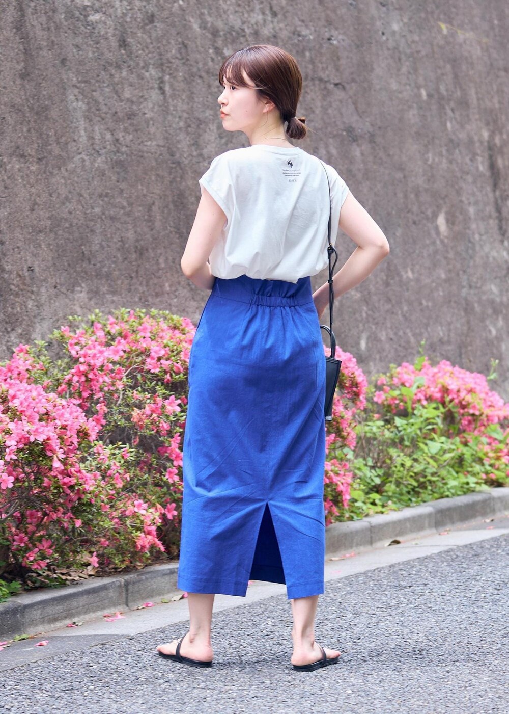グレー系のショルダーバッグ、ブラック系のサンダル、ブルー系のスカートを着用したレディースの夏コーディネートの4枚目の写真