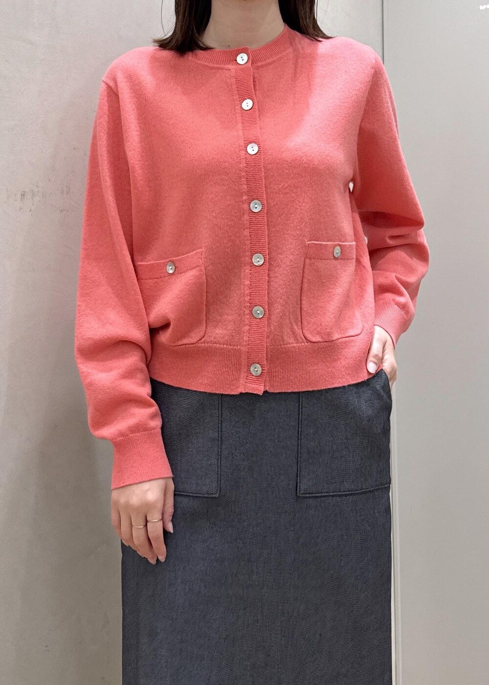 ブラック系のトートバッグ、ブルー系のテーラードジャケット、ブルー系のスカートを着用したレディースの冬コーディネートの6枚目の写真