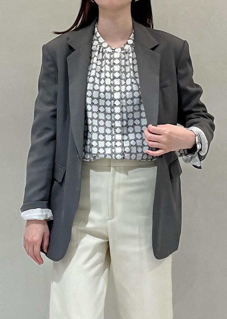 ホワイト系のハンドバッグ、ホワイト系のその他パンツ、ホワイト系のサンダルを着用したレディースの春コーディネートの4枚目の写真