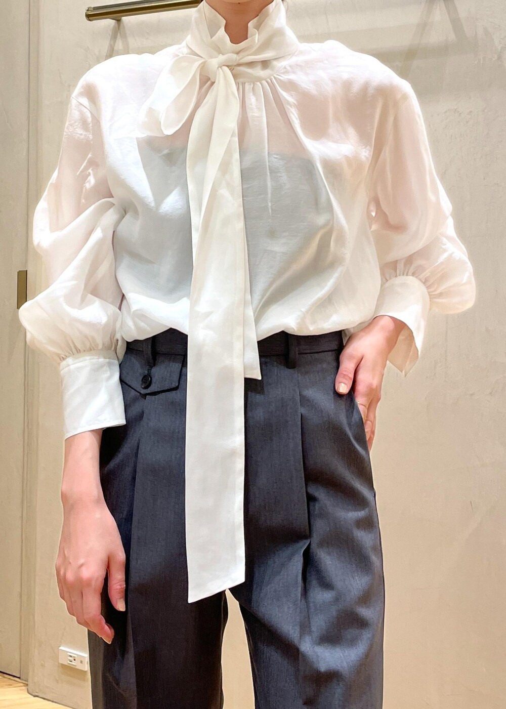 レッド系のパンプス、グレー系のベスト、グレー系のその他パンツを着用したレディースの秋コーディネートの5枚目の写真