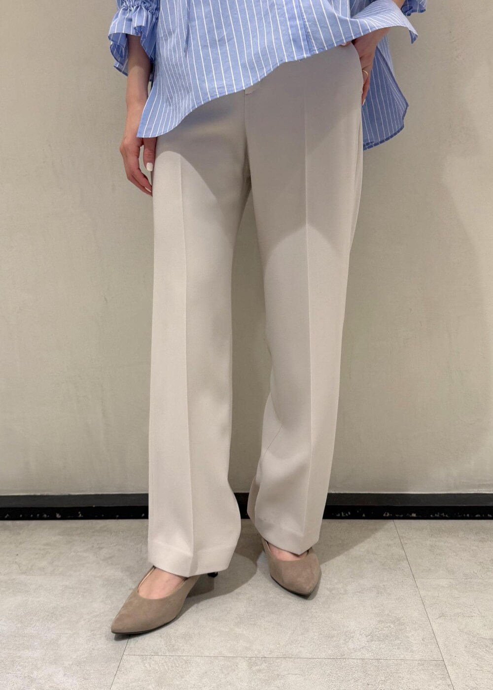 ベージュ系のその他パンツ、ブルー系のショルダーバッグ、ブルー系のシャツ/ブラウスを着用したレディースの春コーディネートの6枚目の写真