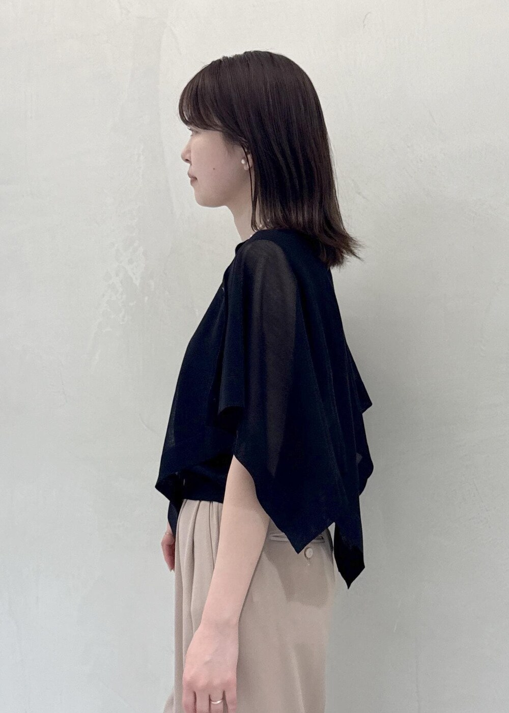 ベージュ系のトートバッグ、ベージュ系のその他パンツ、ブラック系のTシャツ/カットソーを着用したレディースの春コーディネートの7枚目の写真