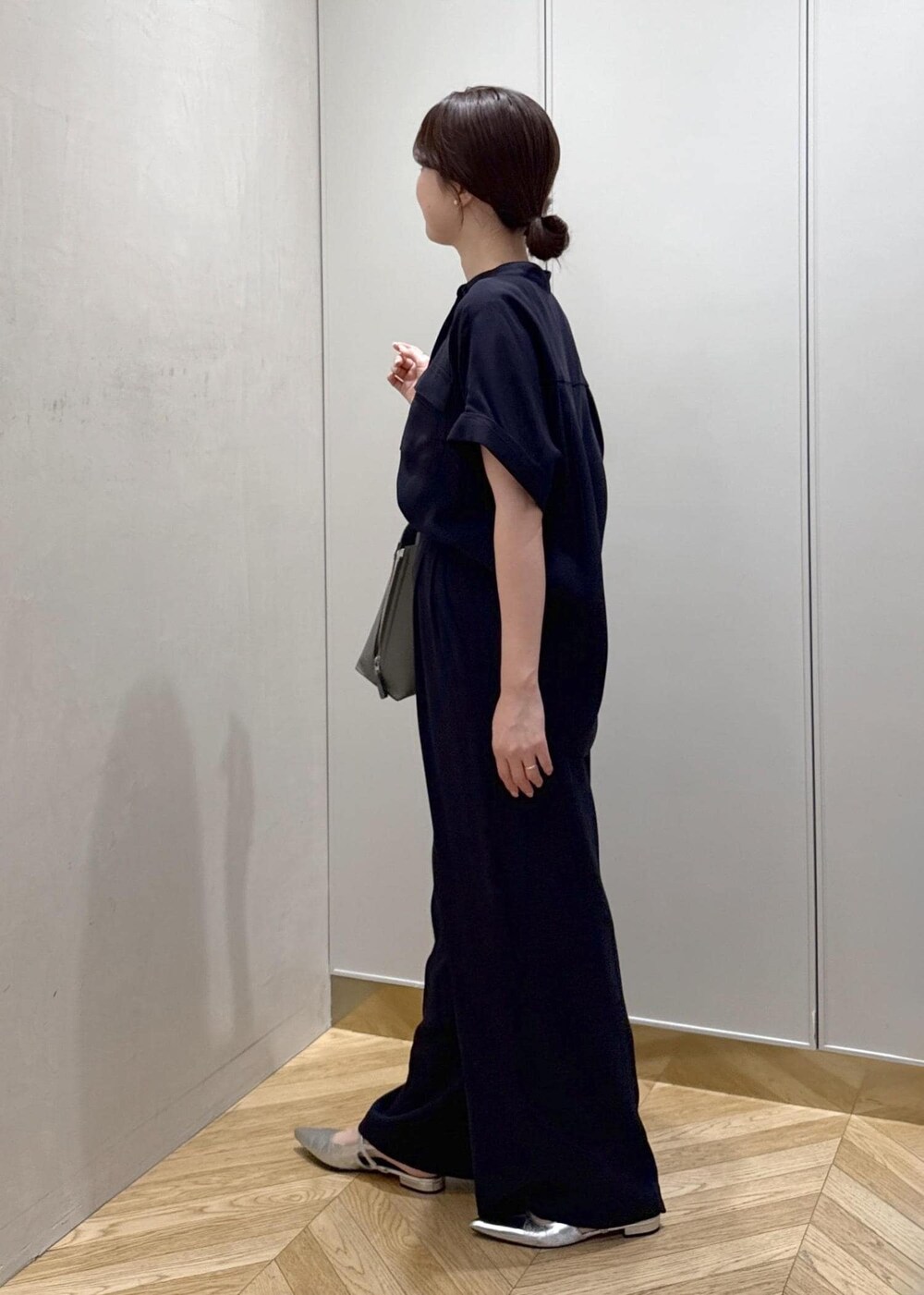 グレー系のトートバッグ、ブルー系のその他パンツ、ブルー系のシャツ/ブラウスを着用したレディースの春コーディネートの2枚目の写真