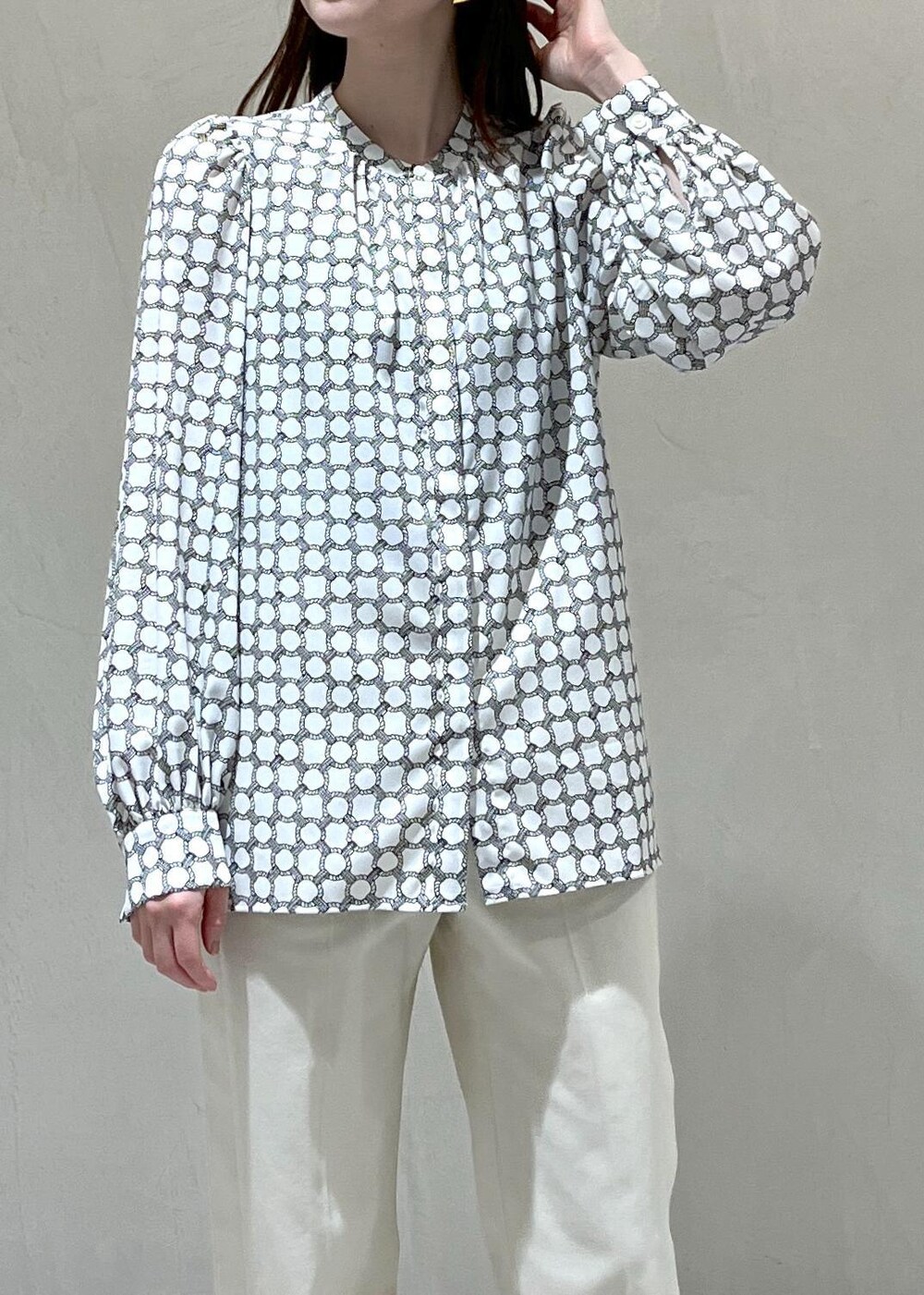 ホワイト系のハンドバッグ、ホワイト系のその他パンツ、ホワイト系のサンダルを着用したレディースの春コーディネートの6枚目の写真