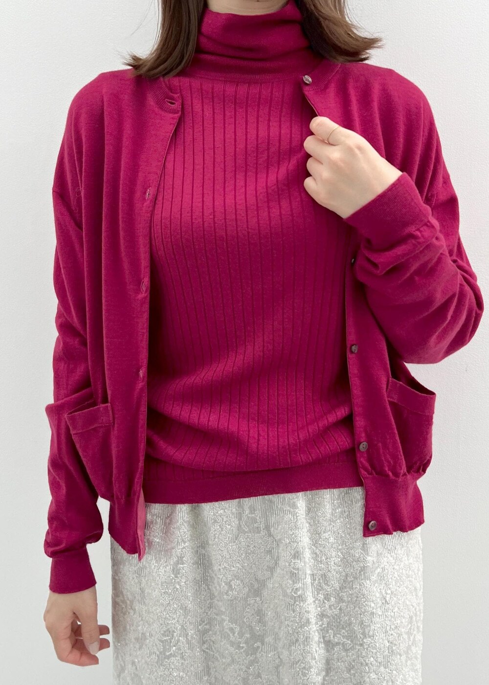 「スパンコール、スクエアトゥ、ジョンスメドレー、JOHN SMEDLEY、ニット、長袖、レッド、タートルネック、ホワイト、タイトスカート、ブラック、ヒール、初秋コーデ、秋コーデ、デートコーデ」｜「ROPE'のロープモチーフイヤリング（イヤリング、ゴールド系）」を使った、rihoさん（レディース・160cm）の秋コーディネートの5枚目の写真