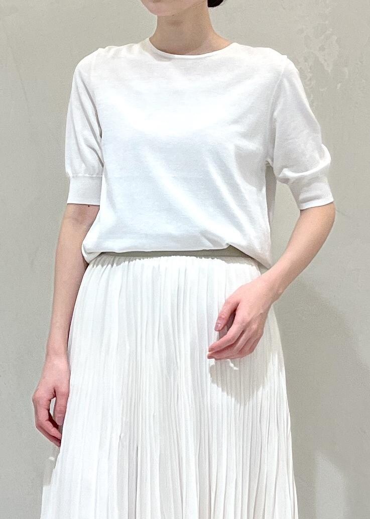 ブラック系のパンプス、ブルー系のノーカラージャケット、ホワイト系のスカートを着用したレディースの冬コーディネートの5枚目の写真