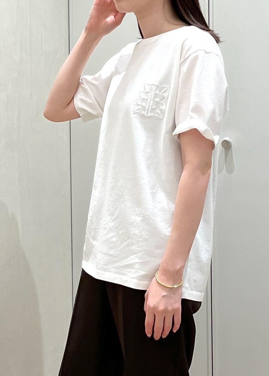 ホワイト系のサンダル、ベージュ系のベスト、ホワイト系のTシャツ/カットソーを着用したレディースの春コーディネートの6枚目の写真