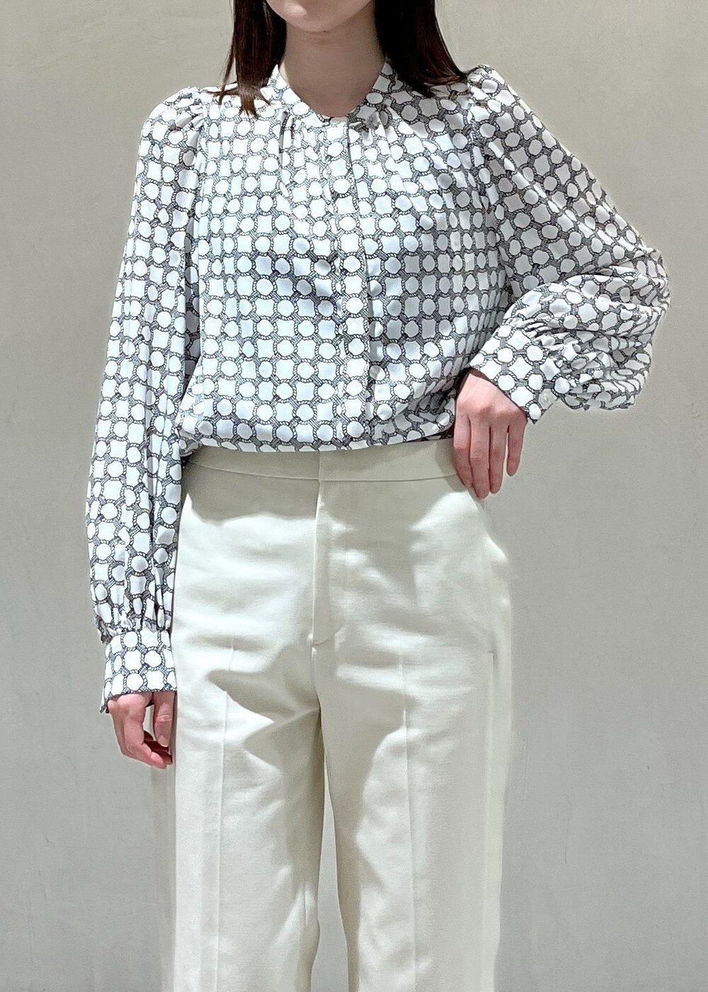 ホワイト系のハンドバッグ、ホワイト系のその他パンツ、ホワイト系のサンダルを着用したレディースの春コーディネートの5枚目の写真