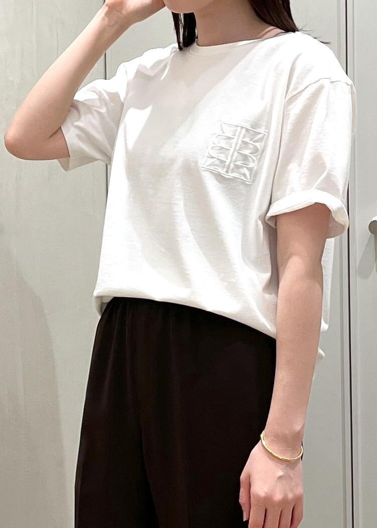 ホワイト系のサンダル、ベージュ系のベスト、ホワイト系のTシャツ/カットソーを着用したレディースの春コーディネートの5枚目の写真