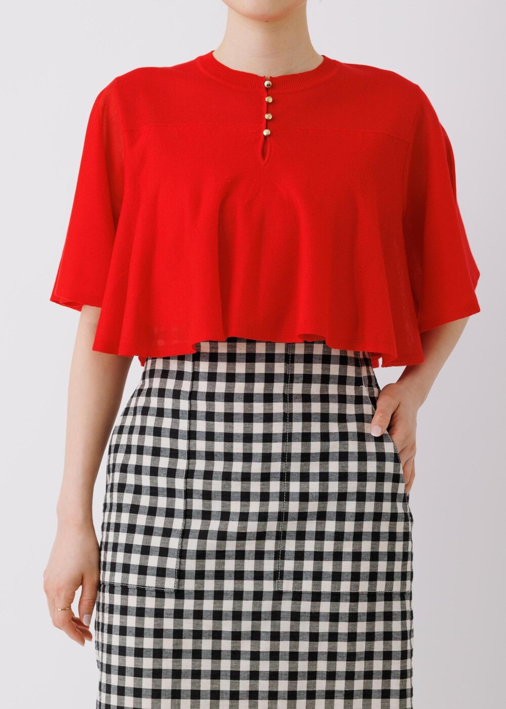 レッド系のTシャツ/カットソー、ブラック系のスカートを着用したレディースの春コーディネートの4枚目の写真