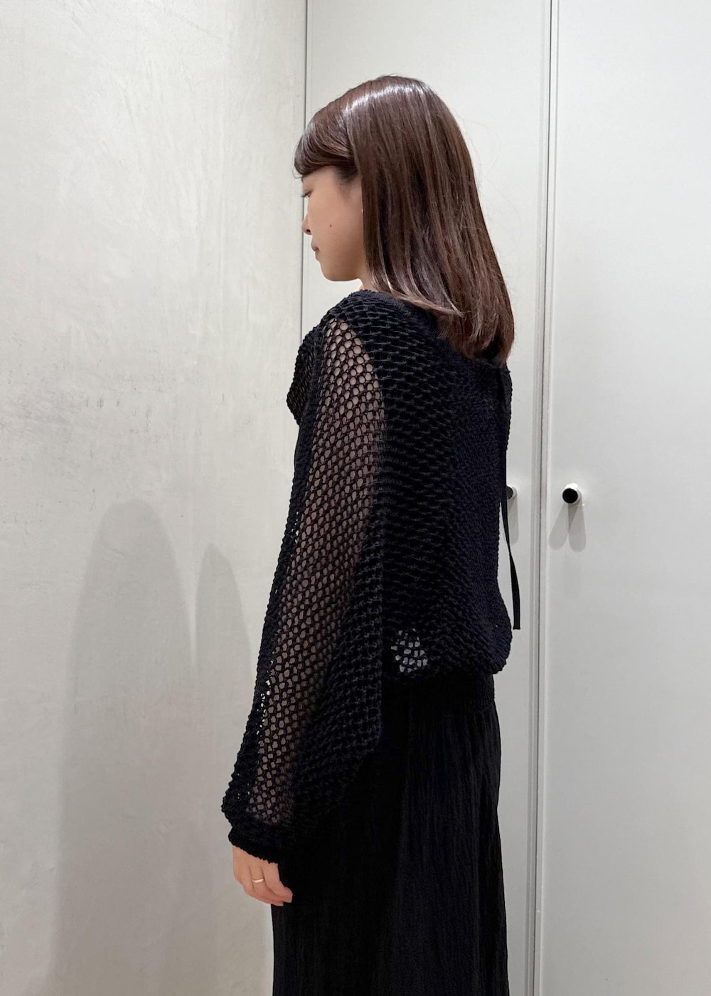 シルバー系のサンダル、グリーン系のトートバッグ、ブラック系のカーディガン/ボレロを着用したレディースの夏コーディネートの5枚目の写真