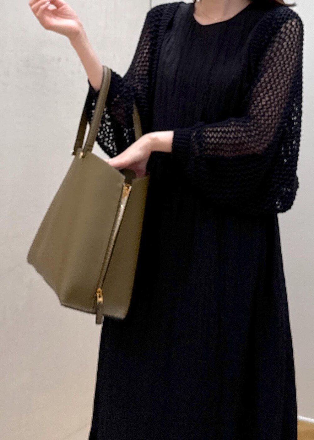 シルバー系のサンダル、グリーン系のトートバッグ、ブラック系のカーディガン/ボレロを着用したレディースの夏コーディネートの8枚目の写真