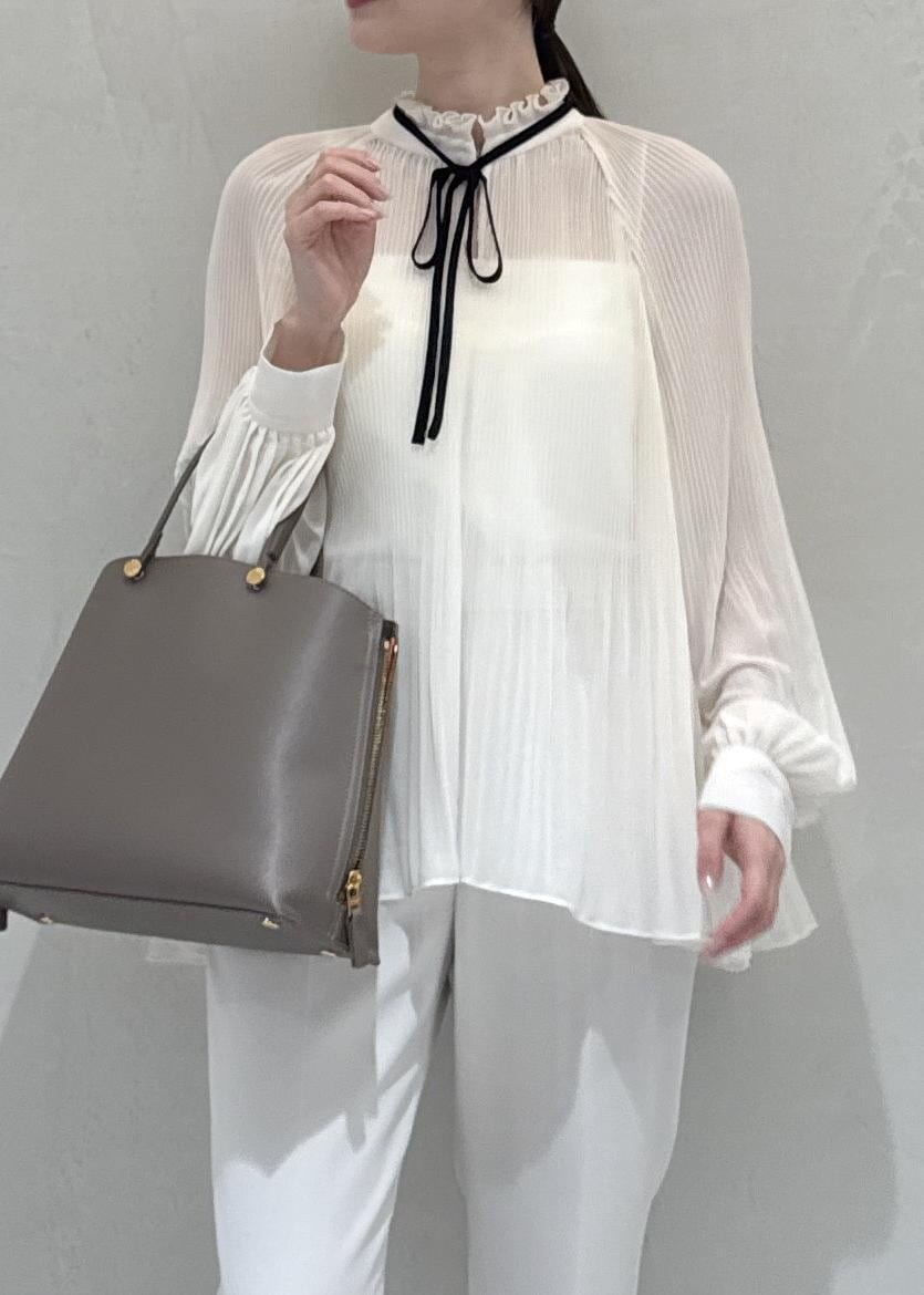 ブラウン系のトートバッグ、ホワイト系のシャツ/ブラウス、ベージュ系のその他パンツを着用したレディースの冬コーディネートの4枚目の写真