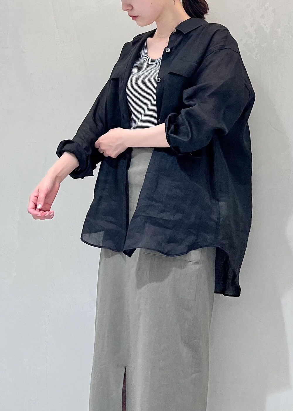 ブラック系のトートバッグ、ブラック系のサンダル、ブルー系のタンクトップを着用したレディースの夏コーディネートの4枚目の写真