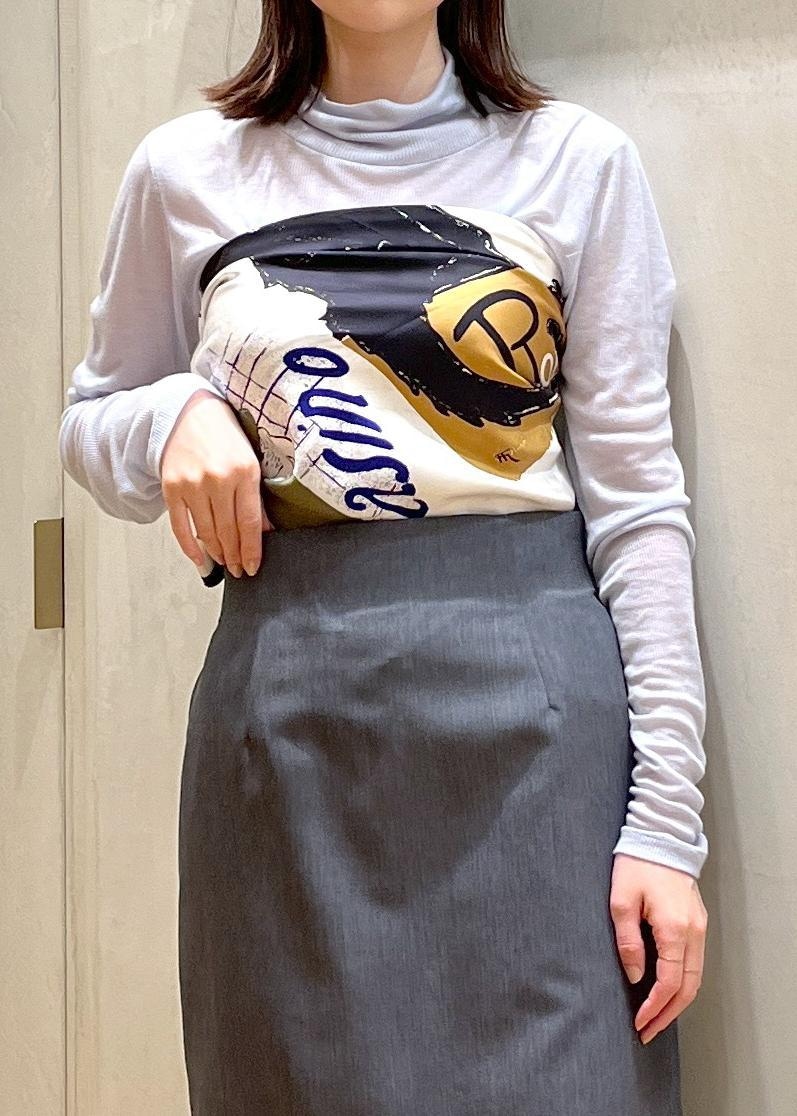 ブラック系のブーツ、ブルー系のショルダーバッグ、グレー系のベストを着用したレディースの秋コーディネートの4枚目の写真