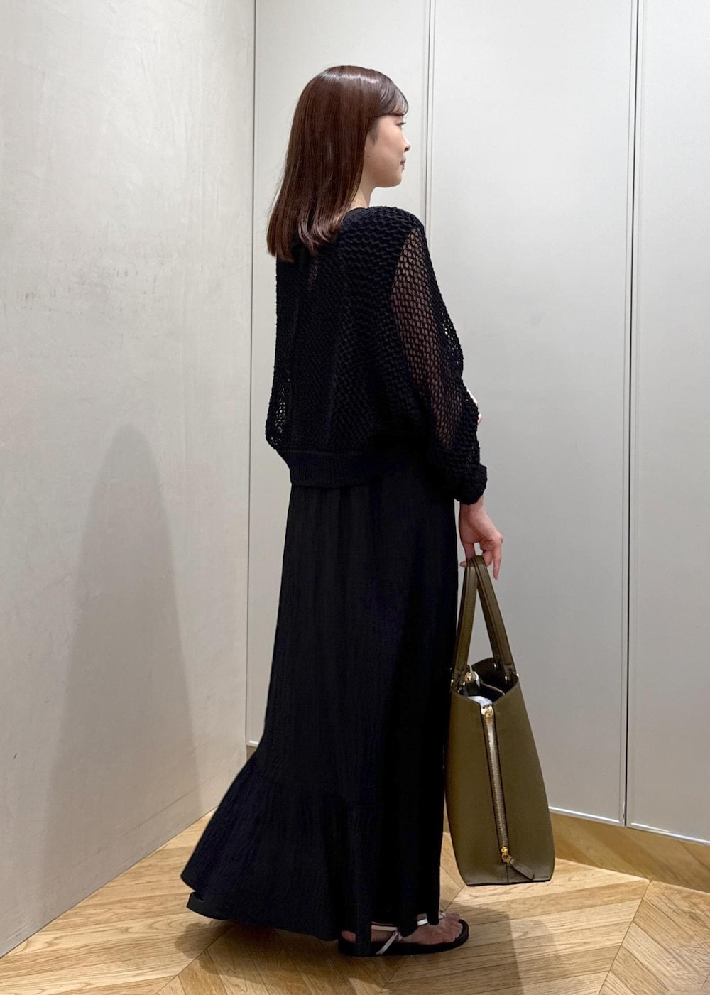 シルバー系のサンダル、グリーン系のトートバッグ、ブラック系のカーディガン/ボレロを着用したレディースの夏コーディネートの3枚目の写真