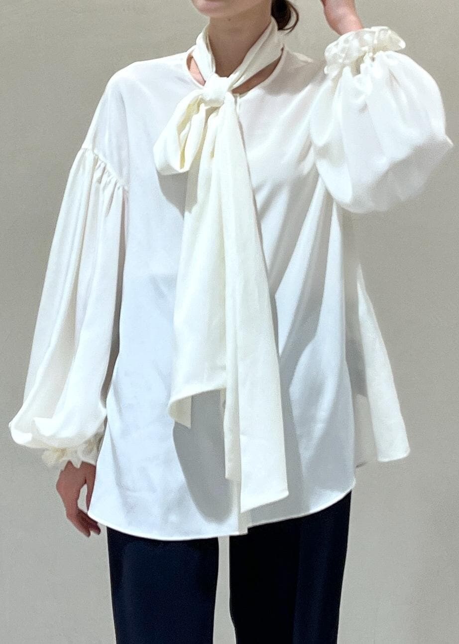 ブラック系のパンプス、ブラック系のハンドバッグ、ホワイト系のシャツ/ブラウスを着用したレディースの冬コーディネートの5枚目の写真