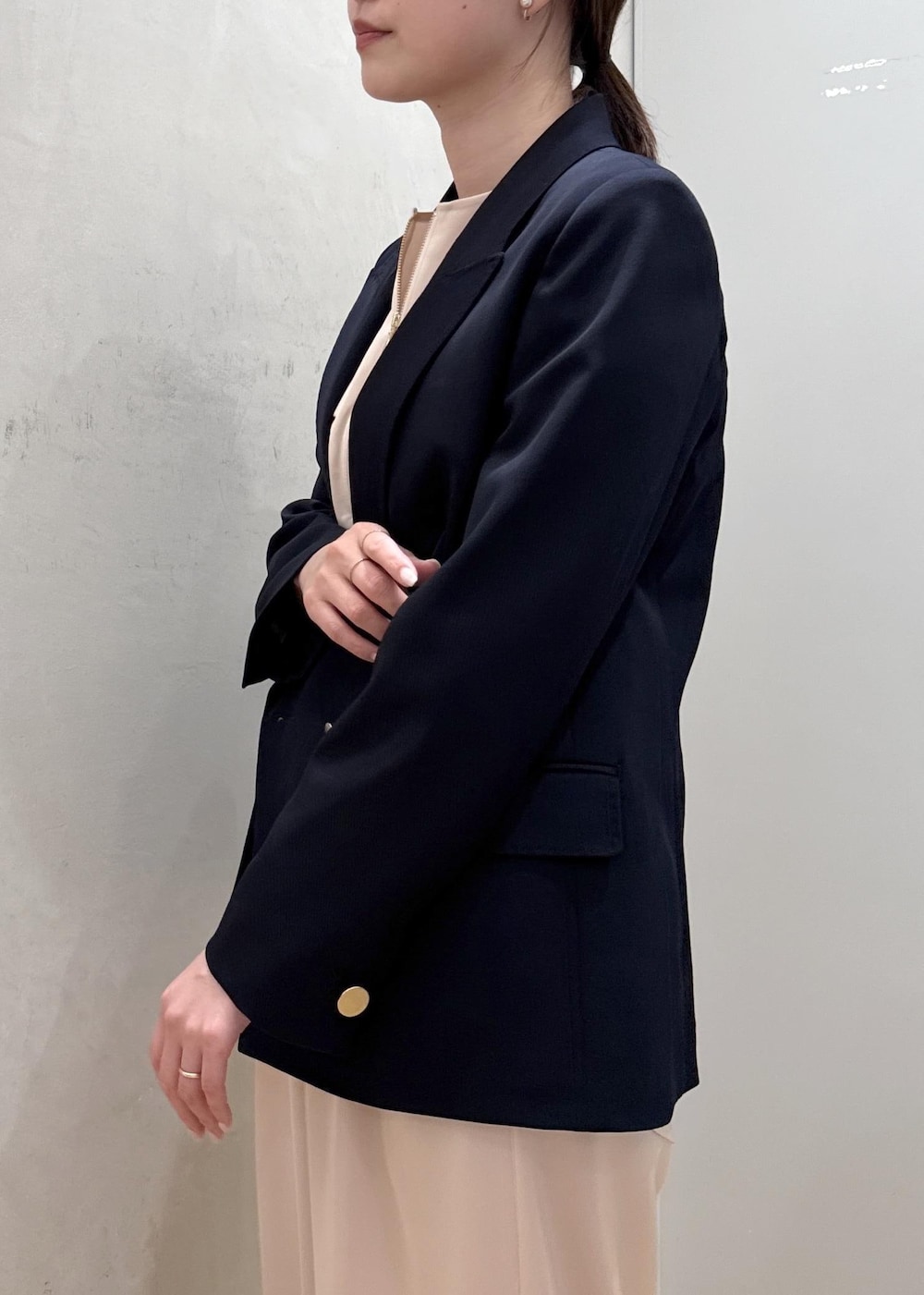 ピンク系のシャツ/ブラウス、ピンク系のその他パンツ、ベージュ系のハンドバッグを着用したレディースの春コーディネートの5枚目の写真