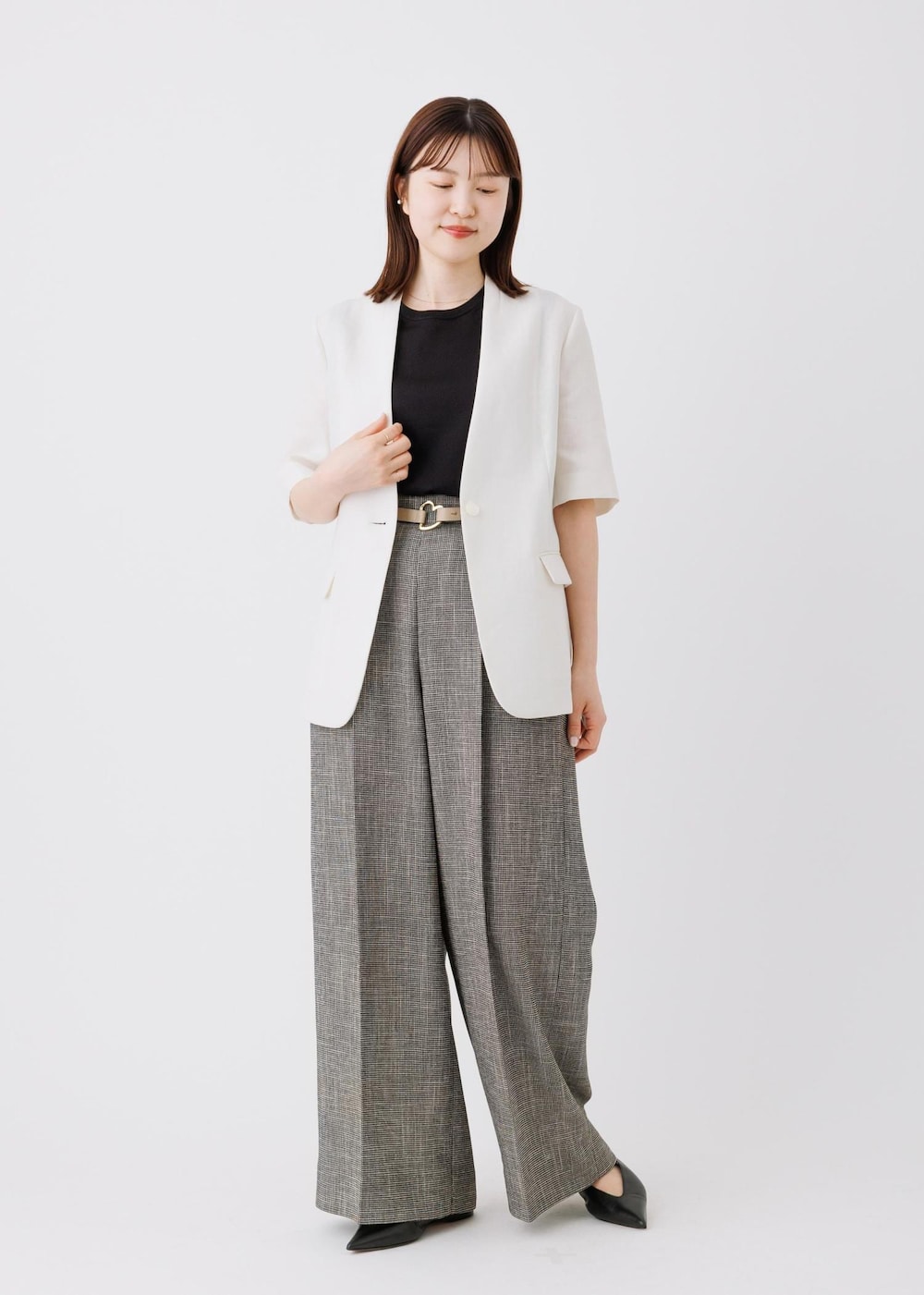 ホワイト系のノーカラージャケット、ブラック系のその他パンツ、ブラック系のTシャツ/カットソーを着用したレディースの春コーディネートの3枚目の写真