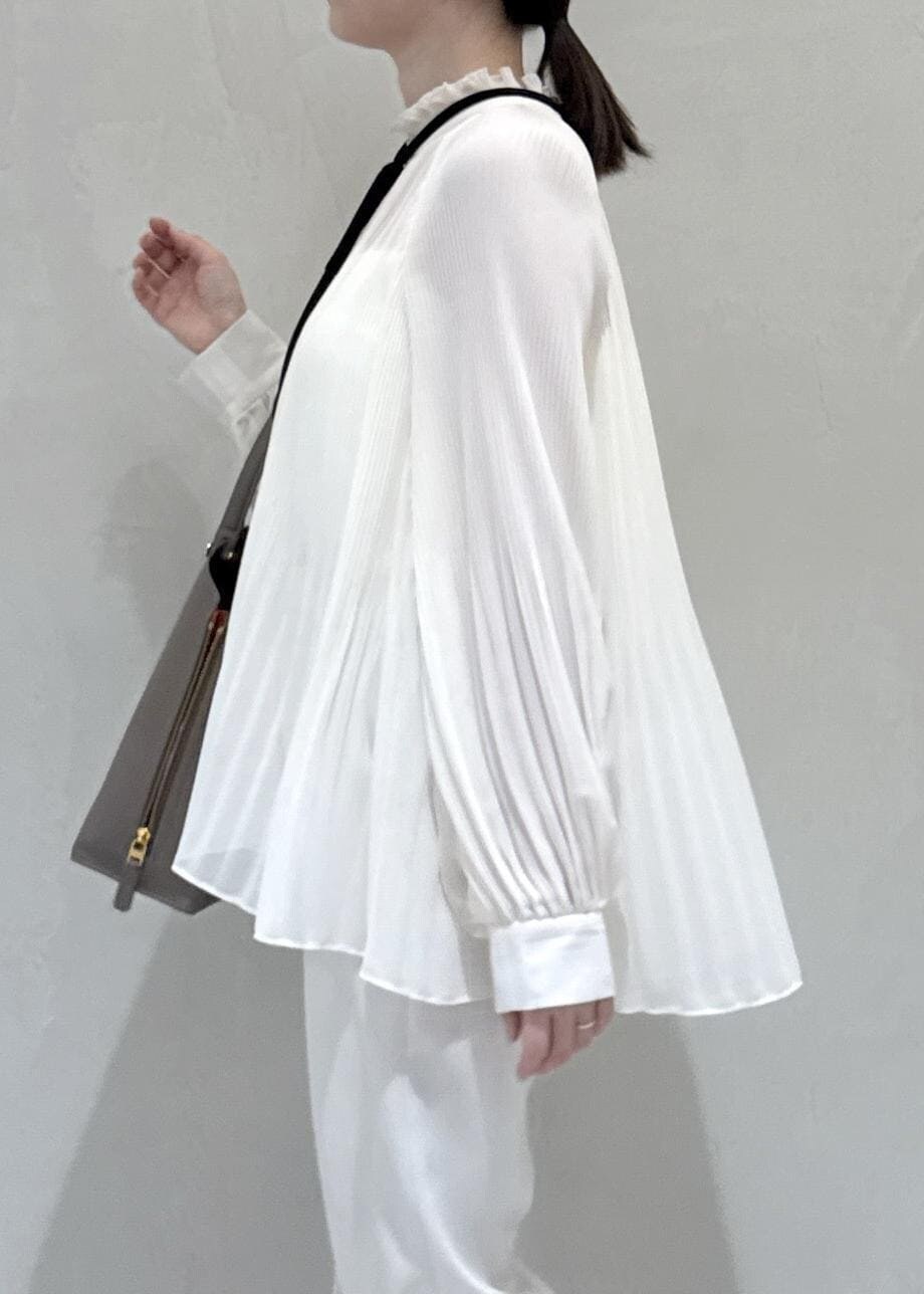 ブラウン系のトートバッグ、ホワイト系のシャツ/ブラウス、ベージュ系のその他パンツを着用したレディースの冬コーディネートの5枚目の写真