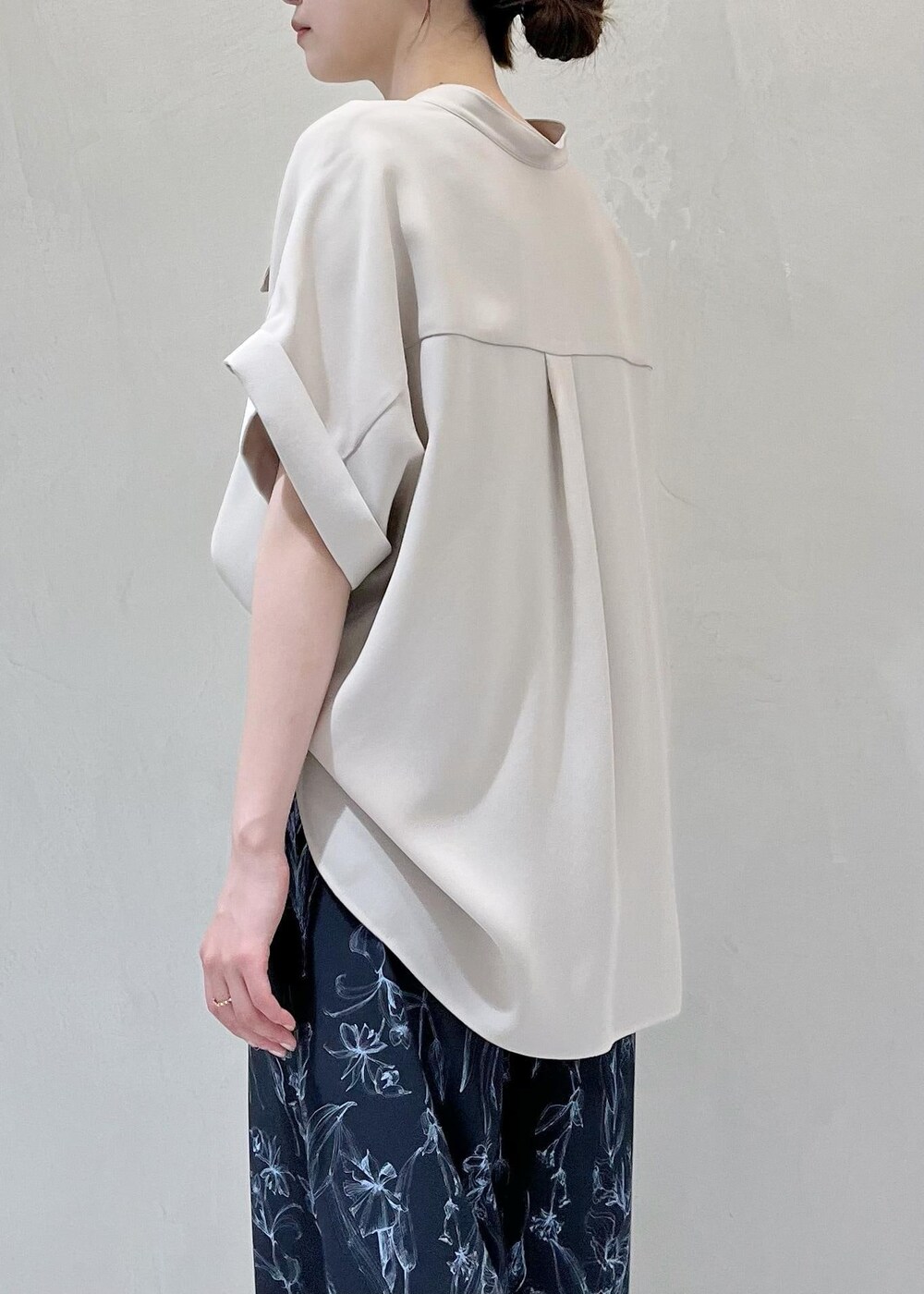 ブラック系のハンドバッグ、ベージュ系のサンダル、ベージュ系のシャツ/ブラウスを着用したレディースの夏コーディネートの6枚目の写真