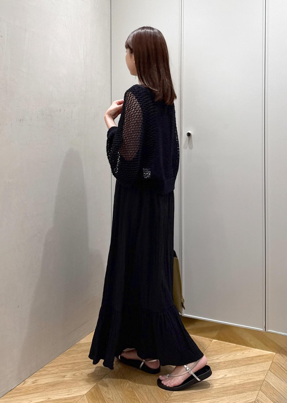 シルバー系のサンダル、グリーン系のトートバッグ、ブラック系のカーディガン/ボレロを着用したレディースの夏コーディネートの2枚目の写真