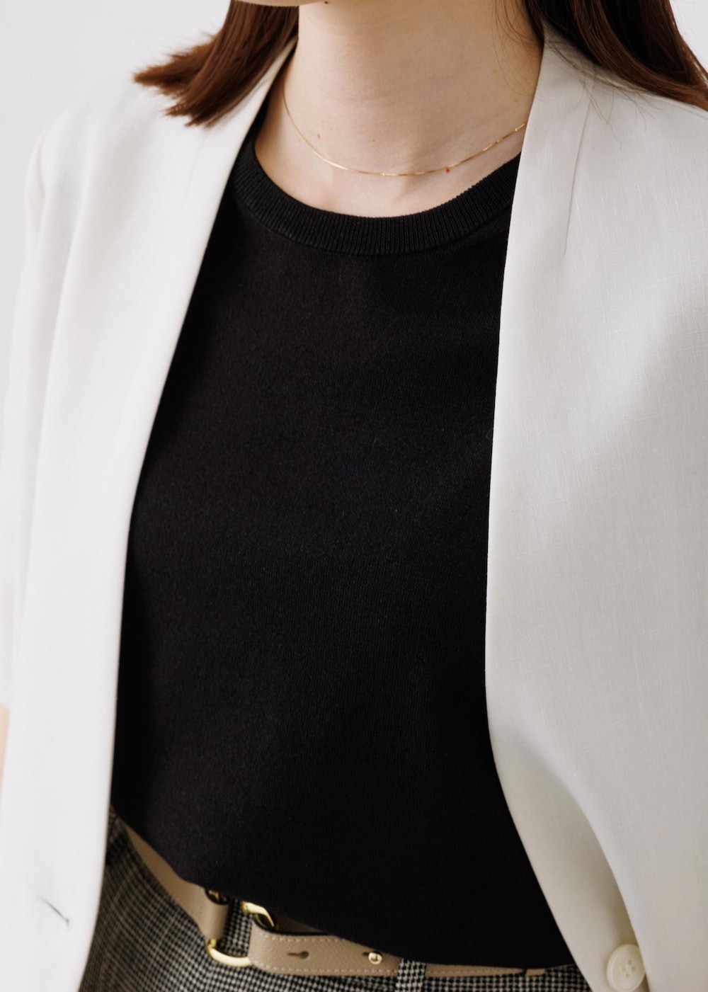 ホワイト系のノーカラージャケット、ブラック系のその他パンツ、ブラック系のTシャツ/カットソーを着用したレディースの春コーディネートの6枚目の写真