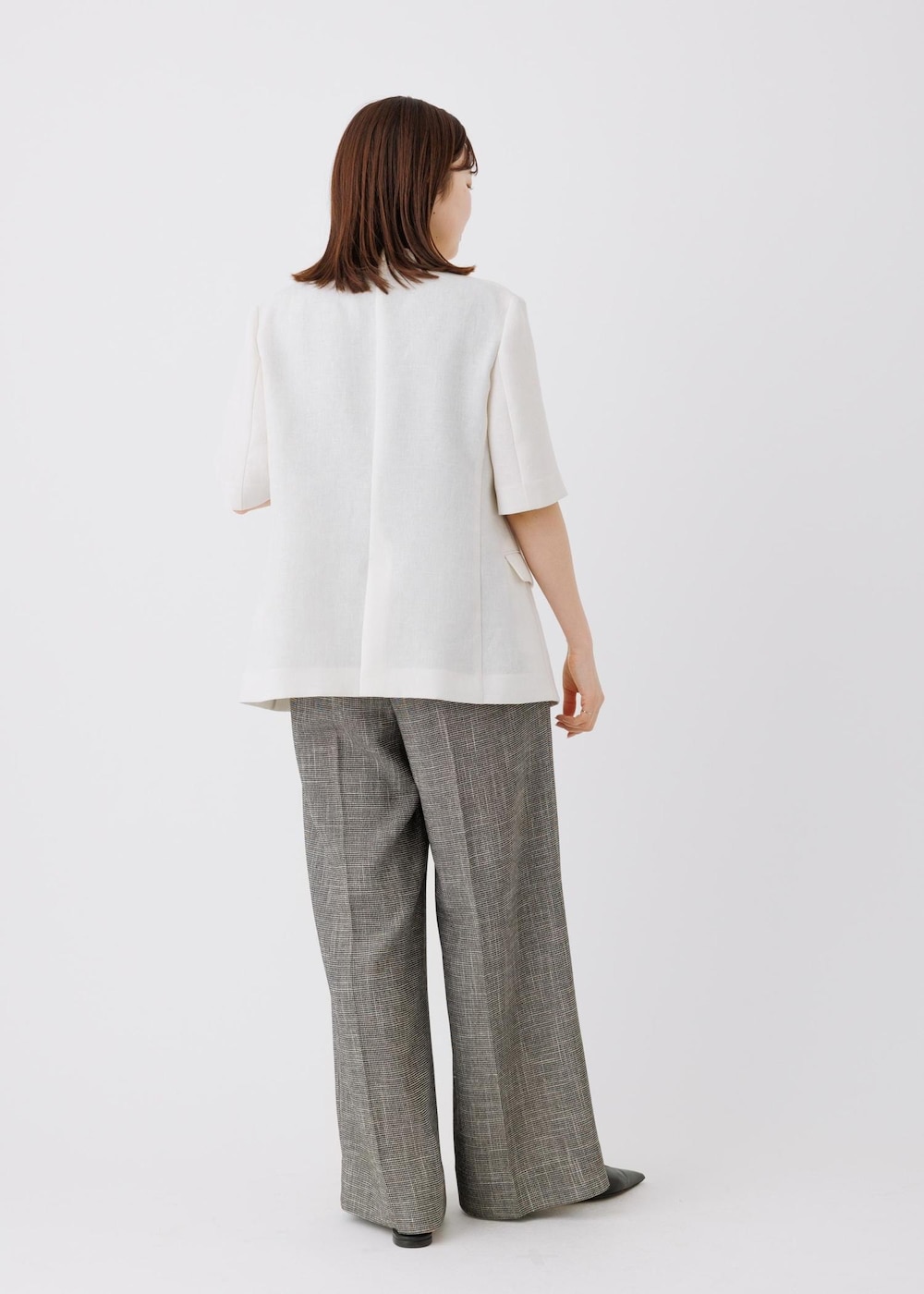 ホワイト系のノーカラージャケット、ブラック系のその他パンツ、ブラック系のTシャツ/カットソーを着用したレディースの春コーディネートの4枚目の写真