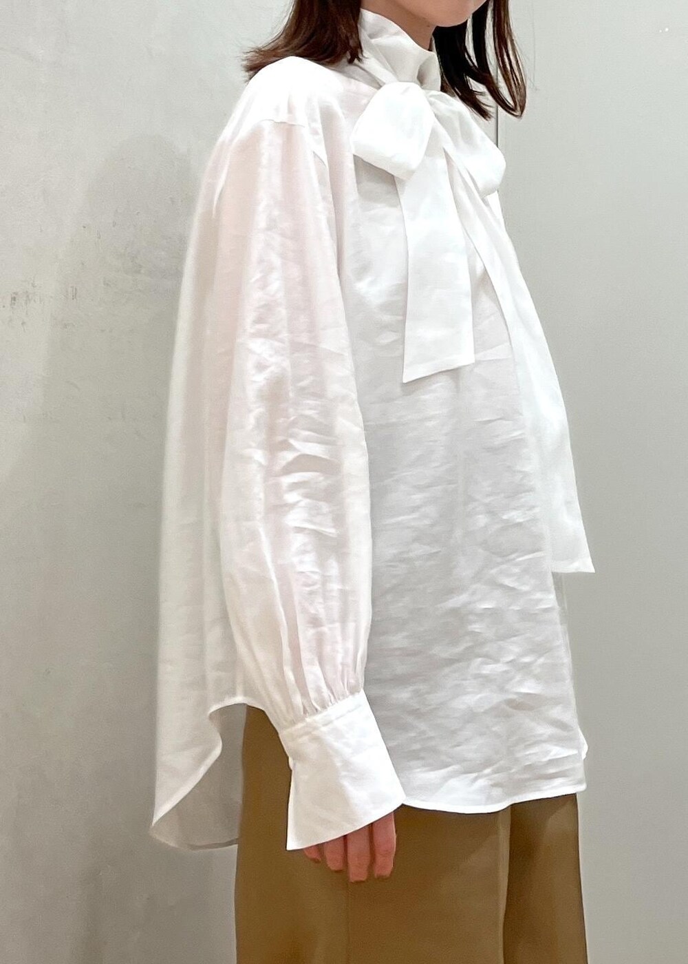 ブラック系のブーツ、ホワイト系のシャツ/ブラウス、ブルー系のベストを着用したレディースの秋コーディネートの6枚目の写真