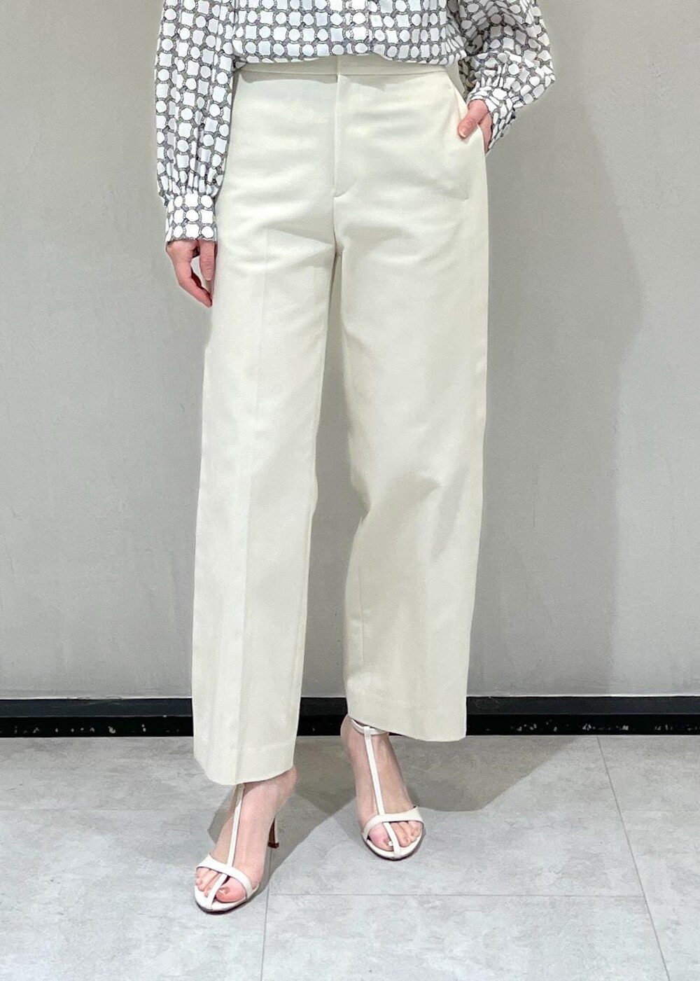 ホワイト系のハンドバッグ、ホワイト系のその他パンツ、ホワイト系のサンダルを着用したレディースの春コーディネートの7枚目の写真