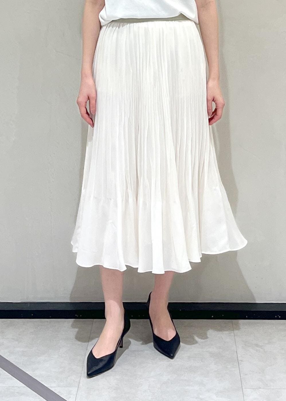 ブラック系のパンプス、ブルー系のノーカラージャケット、ホワイト系のスカートを着用したレディースの冬コーディネートの6枚目の写真