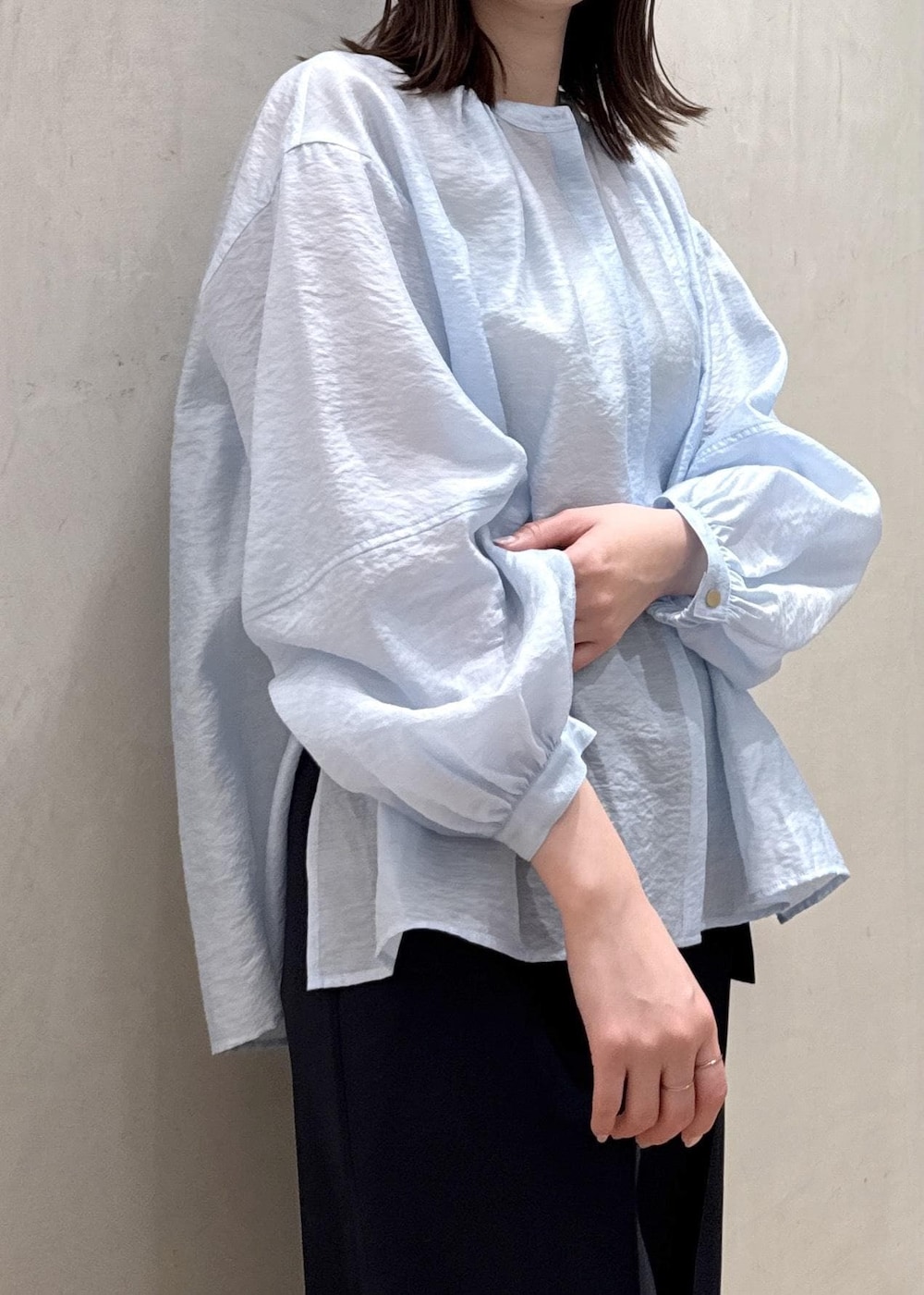 グレー系のトートバッグ、ブルー系のその他パンツ、ブルー系のシャツ/ブラウスを着用したレディースの春コーディネートの5枚目の写真