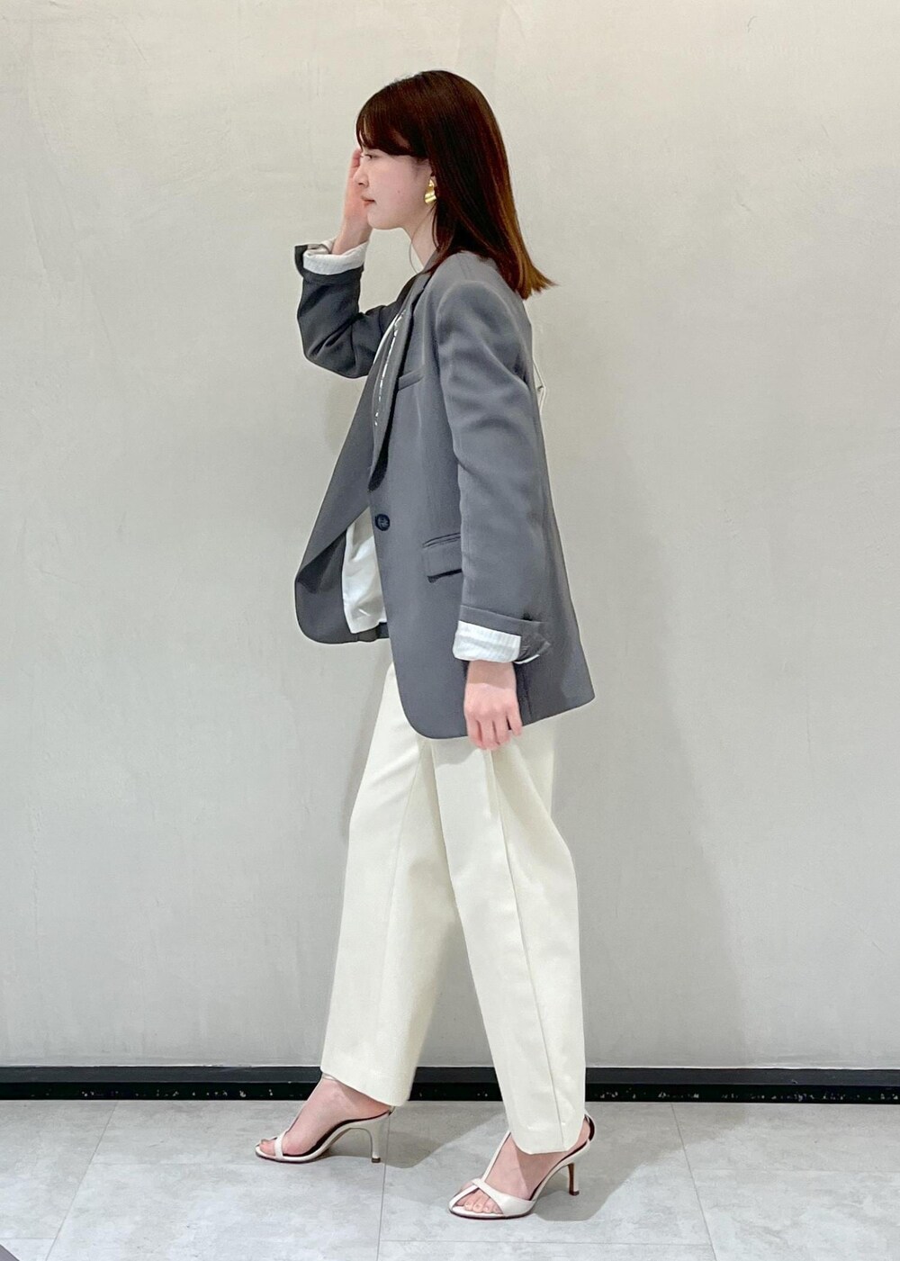 ホワイト系のハンドバッグ、ホワイト系のその他パンツ、ホワイト系のサンダルを着用したレディースの春コーディネートの2枚目の写真