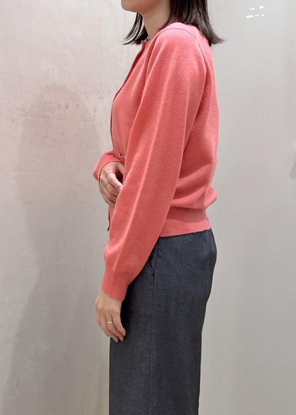 ブラック系のトートバッグ、ブルー系のテーラードジャケット、ブルー系のスカートを着用したレディースの冬コーディネートの7枚目の写真