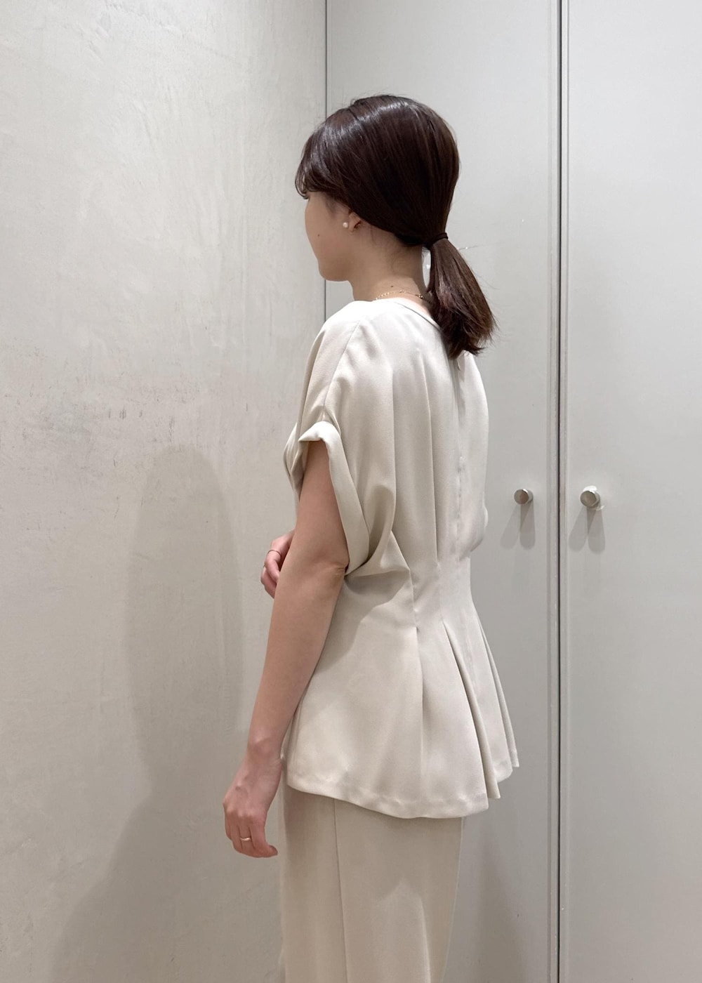 ブラウン系のトートバッグ、ベージュ系のシャツ/ブラウス、ベージュ系のその他パンツを着用したレディースの夏コーディネートの5枚目の写真