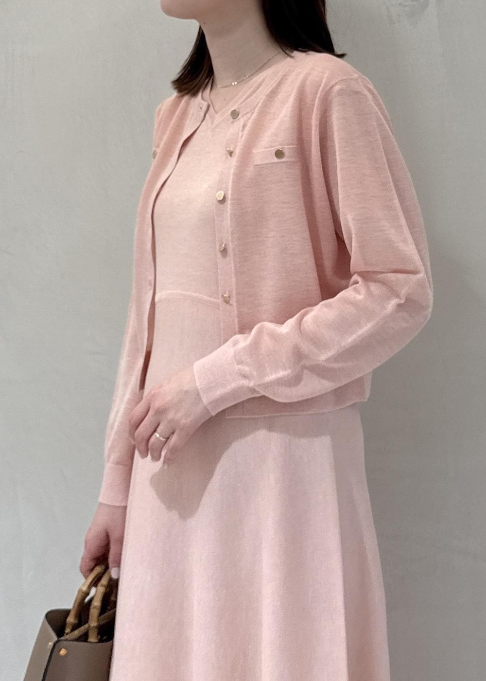 ベージュ系のハンドバッグを着用したレディースの春コーディネートの6枚目の写真