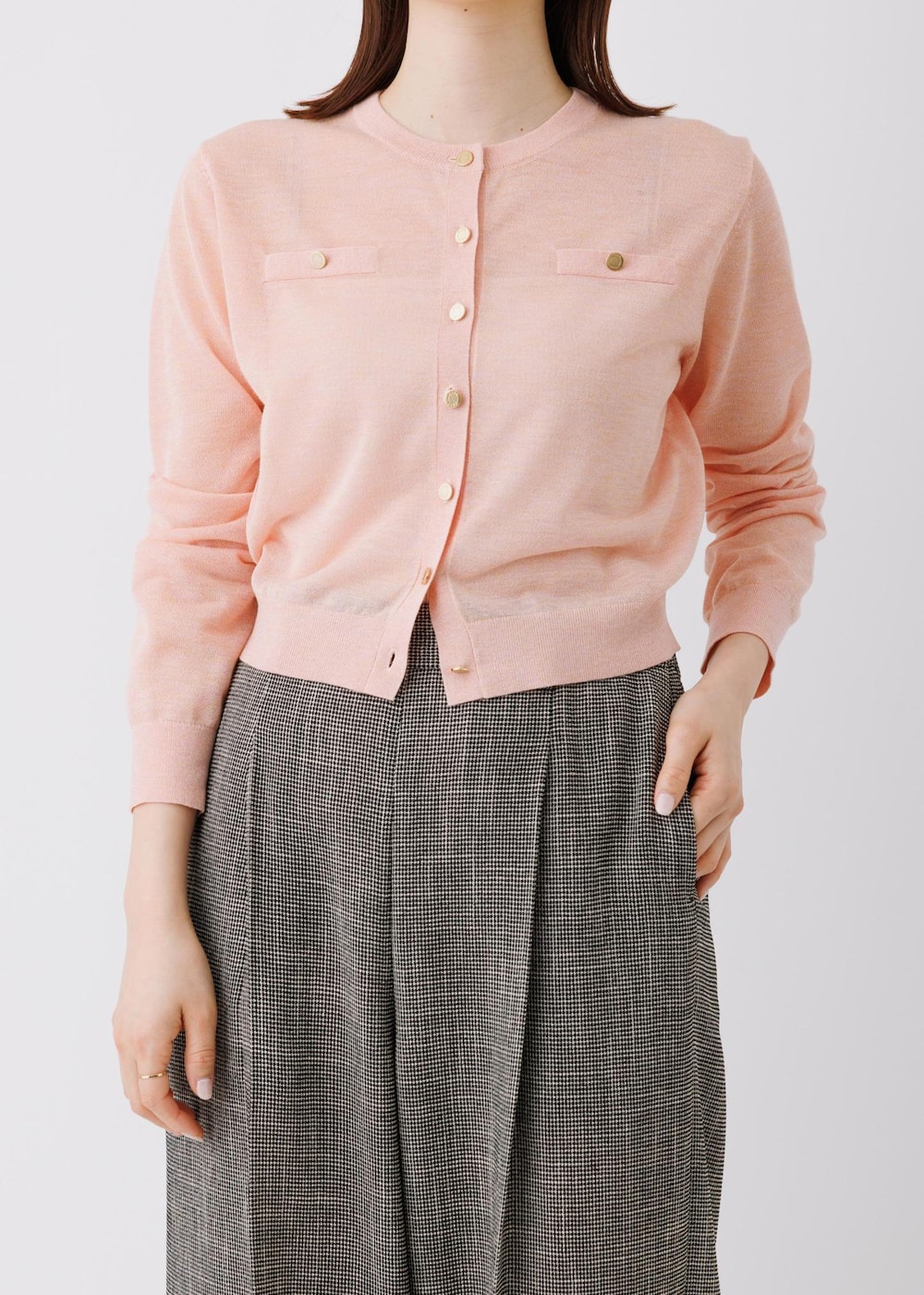 ブラック系のその他パンツを着用したレディースの春コーディネートの3枚目の写真