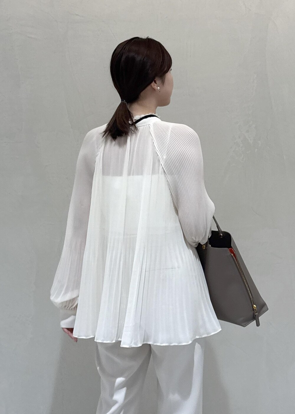 ブラウン系のトートバッグ、ホワイト系のシャツ/ブラウス、ベージュ系のその他パンツを着用したレディースの冬コーディネートの6枚目の写真