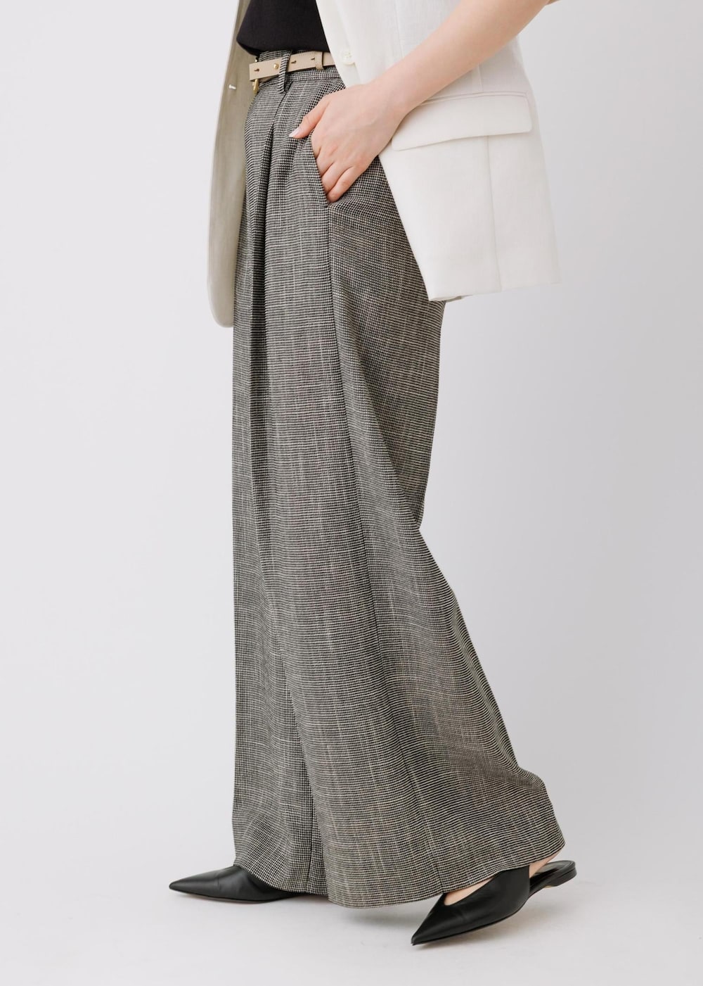 ホワイト系のノーカラージャケット、ブラック系のその他パンツ、ブラック系のTシャツ/カットソーを着用したレディースの春コーディネートの8枚目の写真