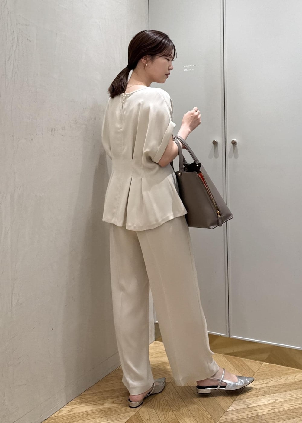 ブラウン系のトートバッグ、ベージュ系のシャツ/ブラウス、ベージュ系のその他パンツを着用したレディースの夏コーディネートの3枚目の写真