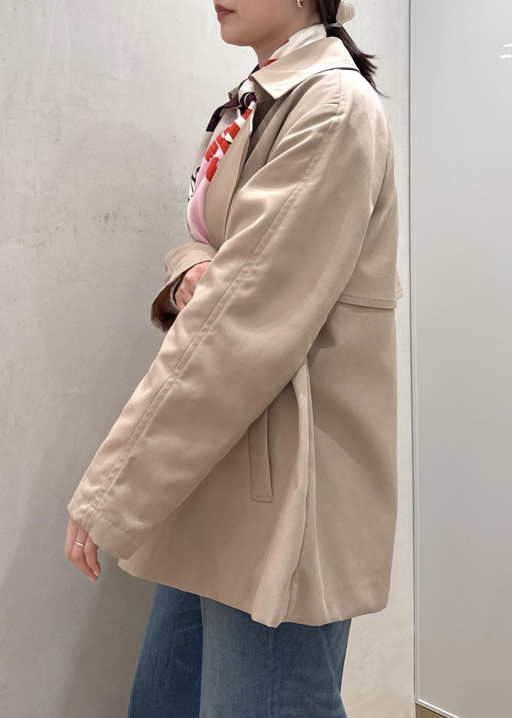 ブラック系のハンドバッグ、ホワイト系のニット/セーター、ブルー系のデニムパンツを着用したレディースの春コーディネートの6枚目の写真