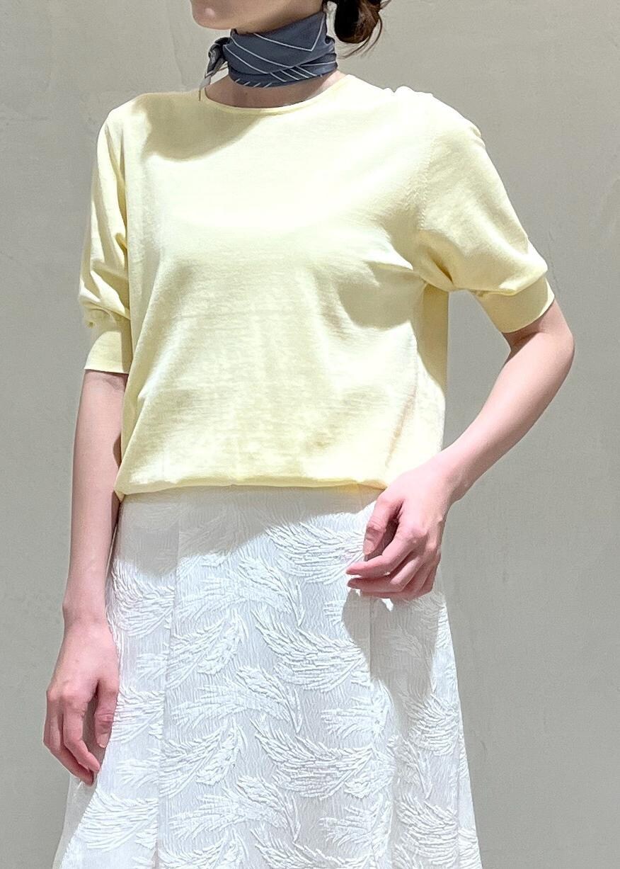 ブラック系のトートバッグ、イエロー系のニット/セーター、ベージュ系のパンプスを着用したレディースの春コーディネートの5枚目の写真