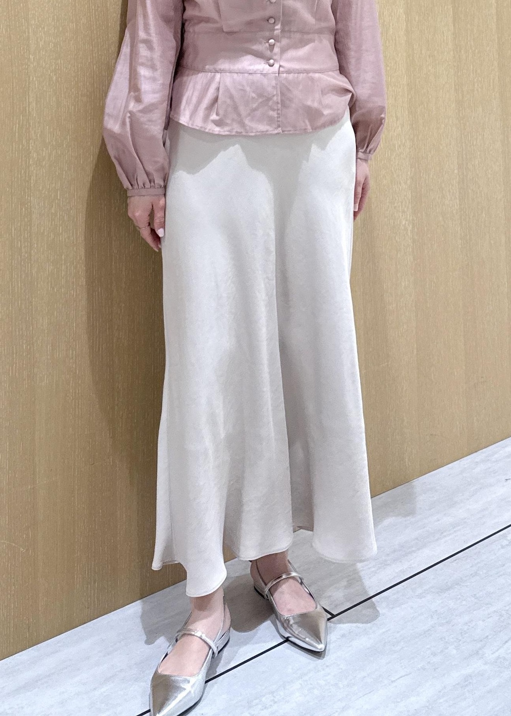 ベージュ系のトレンチコート、ベージュ系のスカート、ピンク系のシャツ/ブラウスを着用したレディースの春コーディネートの9枚目の写真