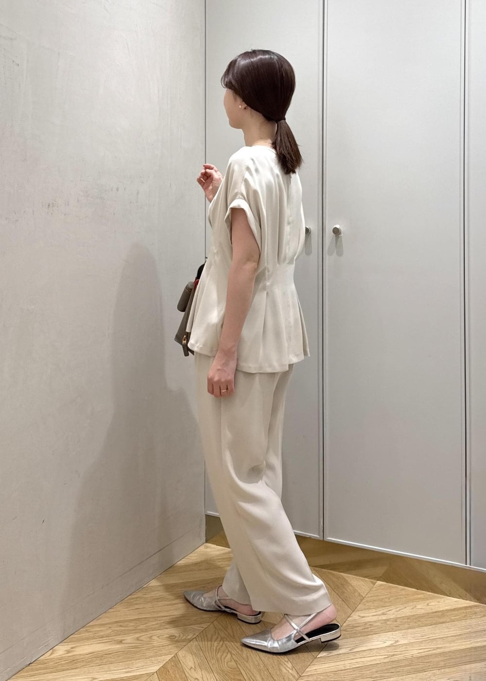 ブラウン系のトートバッグ、ベージュ系のシャツ/ブラウス、ベージュ系のその他パンツを着用したレディースの夏コーディネートの2枚目の写真