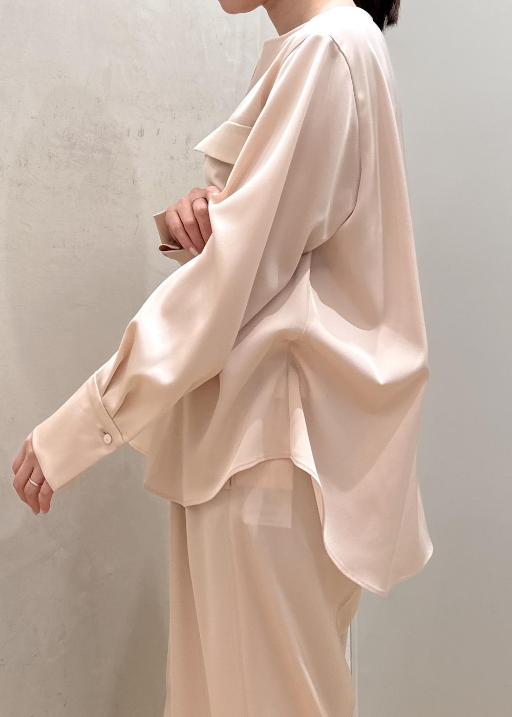 ピンク系のシャツ/ブラウス、ピンク系のその他パンツ、ベージュ系のハンドバッグを着用したレディースの春コーディネートの7枚目の写真