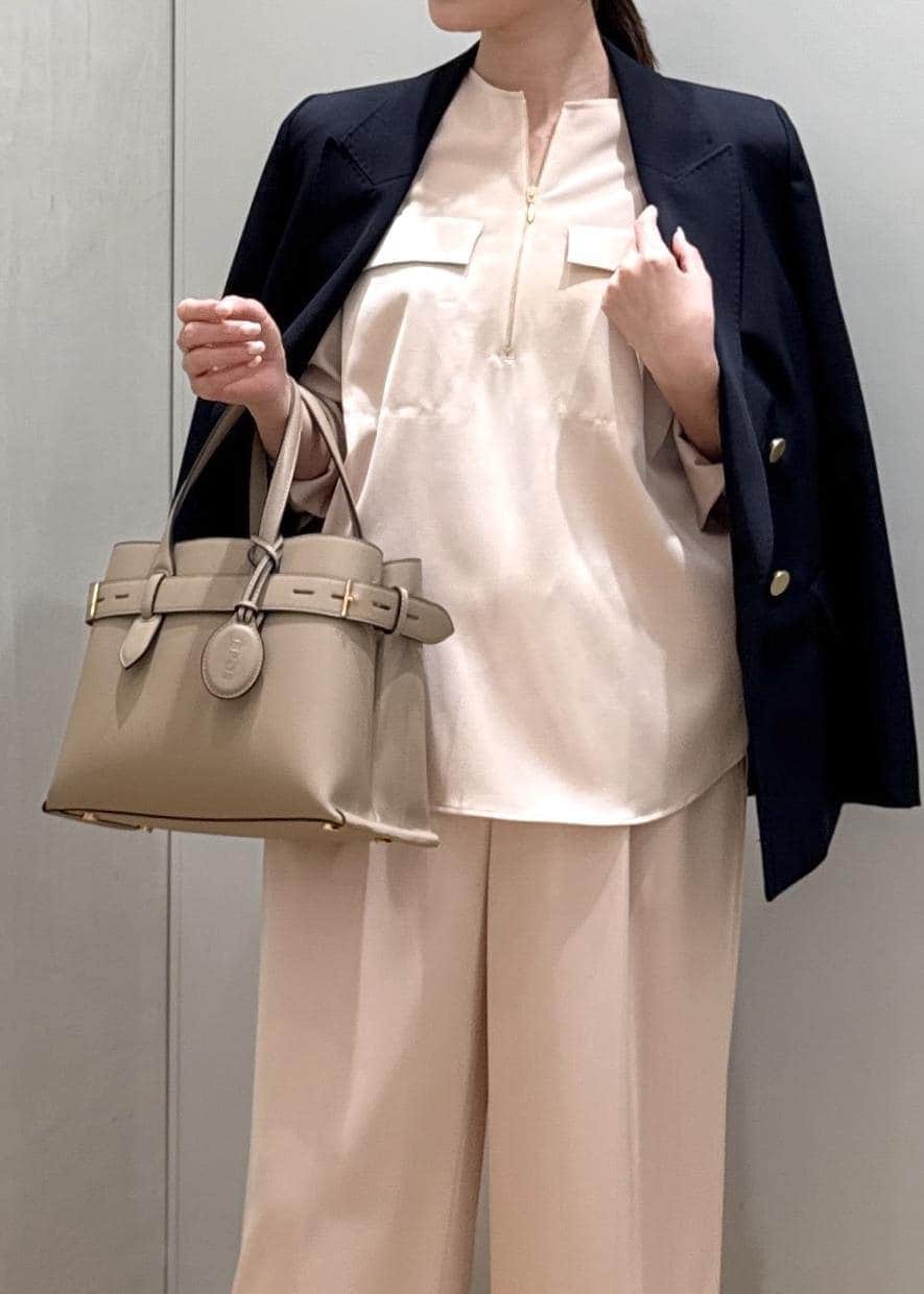 ピンク系のシャツ/ブラウス、ピンク系のその他パンツ、ベージュ系のハンドバッグを着用したレディースの春コーディネートの9枚目の写真